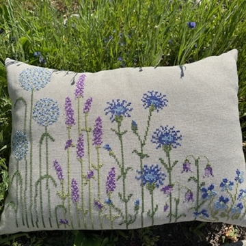 BLUE FLOWERS PILLOW - Pomp Stitch